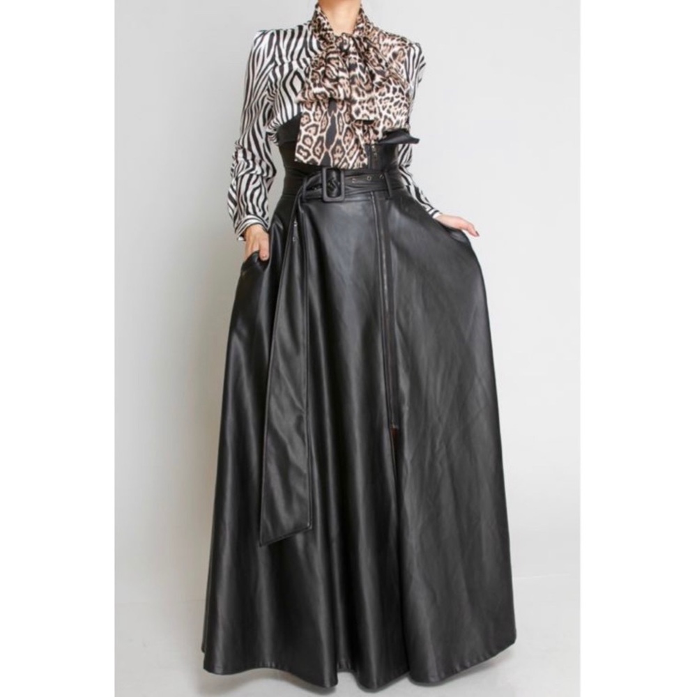 🛍NEW - SAVITA Skirt in Black Leather (NO OFFERS)